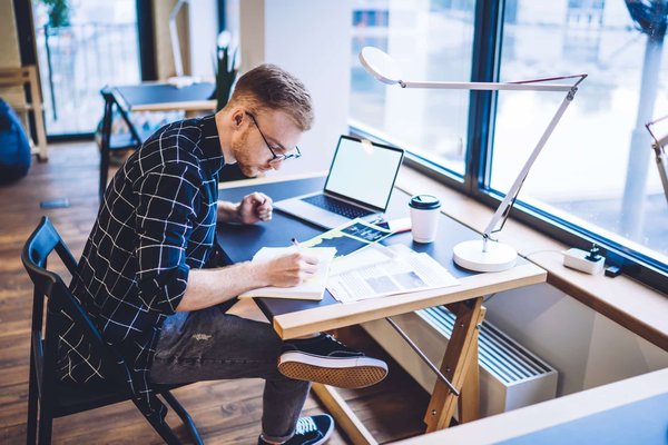 Comment concevoir un jeu éducatif qui utilise la réalité virtuelle pour enseigner l'histoire ancienne?