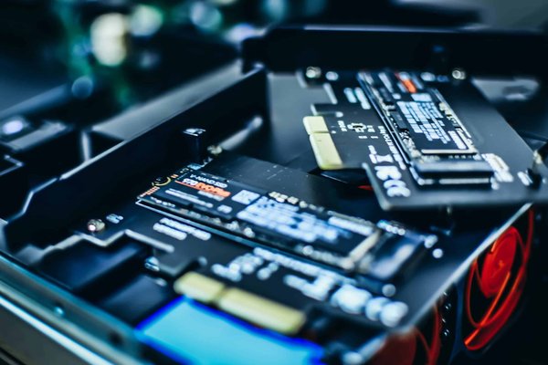 Quelle est la meilleure méthode pour partitionner un SSD de 1 To pour un dual-boot Windows/Linux?